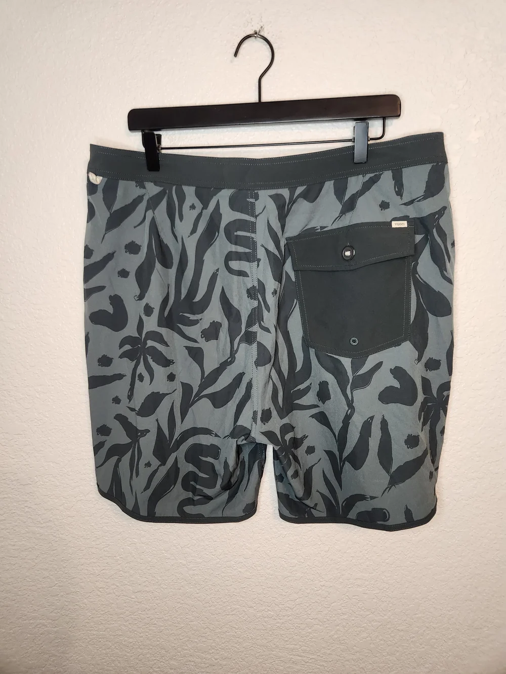 Vuori Men's Cruise Boardshorts featuring a blue hydrangea botanical size 36 V314
